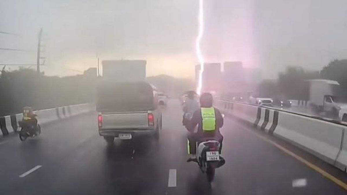 Sét đánh trúng người đi xe máy trong cơn mưa lớn - Tạp chí Người Đưa Tin