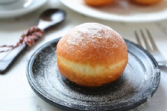 Đun nóng dầu ăn trong chảo, cho bánh mì vào chiên ở lửa vừa cho đến khi chín vàng đều là được.