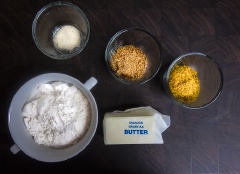 Cho 6 muỗng canh bơ lạt vào nồi nấu trên lửa nhỏ cho tan chảy rồi cho 6 muỗng canh bột mì vào trộn thật đều. Tiếp tục vừa đun vừa khuấy khoảng 10 - 20 phút đến khi có màu vàng nâu.