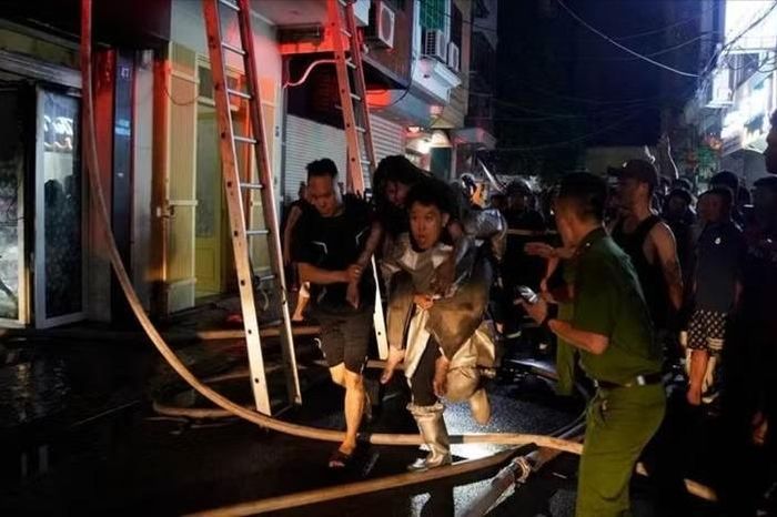 Cứu 5 người mắc kẹt trong ngôi nhà cháy ở phường Hồng Hà - Đài Phát thanh và truyền hình Hà Nội