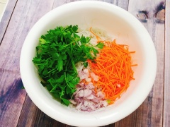 Đun nóng 1 muỗng canh dầu ăn. Cho tôm vào xào chín. Cho miến, cà rốt, hành tím, rau vào tô lớn trộn đều. Rưới nước sốt lên rồi trộn cho thấm.