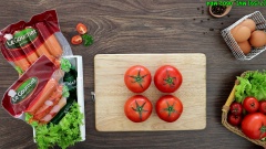 Cắt xúc xích Deli thành hạt lựu. Cắt phần chóp quả cà chua, sau đó dùng muỗng bỏ phần hạt bên trong lõi cà chua.