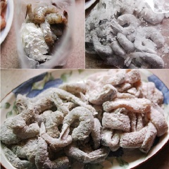Mực sơ chế, bóc màng, bỏ mai và túi mực, bóp sạch với muối và giấm. Thái ngang con mực thành nhiều miếng hình vành khuyên. Tôm bóc vỏ giữ lại phần đuôi, bỏ chỉ đen ở lưng. Cho tôm và mực chung vào 1 tô lớn, ướp với 2 muỗng canh rượu trắng và 1/2 muỗng cà phê muối tiêu trong khoảng 15 phút cho ngấm. Lấy 1 túi nilon kéo miệng, cho nửa chén bột chiên vào rồi đổ tôm và mực vào túi bột, kéo miệng túi lại, xóc đều cho bột bao hết lấy tôm và mực.