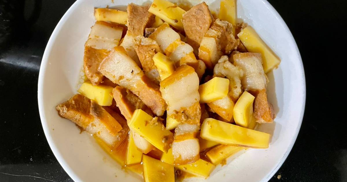 Thịt ba chỉ kho dừa non