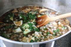Thêm 1 muỗng canh dầu ăn rồi cho cải vào, đảo đều trong vòng 1-2 phút. Cho 1 lít nước vào nồi, nêm nếm gia vị. Khi nước sôi thì hạ nhỏ lửa, cho thịt bò vào nấu vừa chín tới thì tắt lửa.