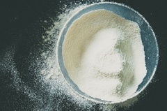 Dùng một cái âu sạch khác, trộn đều bột mì với bột nở. Chia hỗn hợp bột làm 3 phần, hỗn hợp sữa làm 4 phần. Rây bột từ từ vào hỗn hợp (1), dùng cây vét bột trộn đều bột theo kĩ thuật fold (trộn từ dưới lên trên), nhanh và dứt khoát.