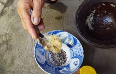 Tiêu cho vào cối giã nhỏ rồi cho rá chén. Tỏi bóc vỏ cho vào cối gã nát. Cho tỏi đã giã vào tiêu, thêm vào 1 muỗng cà phê bột ngọt, 4 muỗng canh nước mắm, khuấy đều. Sau đó, thêm vào 1 muỗng canh sa tế, trộn đều lên.