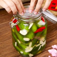 Chuẩn bị một lọ thủy tinh có nắp, tráng nước sôi và để ráo. Xếp dưa leo, tỏi và ớt xen kẽ vào trong lọ. Đổ dung dịch nước muối dưa vào lọ, bạn dùng một túi nước sạch cho lên mặt để nước có thể ngập hết dưa leo. Sau đó, bạn đặt lọ dưa muối ở chỗ thoáng mát sau khoảng 4 ngày là dưa chuyển màu vàng đều.
