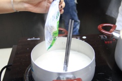 Hòa tan bột bắp với 1/3 chén nước. Sau đó, cho nước bột bắp, nước cốt dừa, sữa đặc, 2 muỗng canh đường trắng, sữa chua, 50ml sữa tươi, 1/3 muỗng cà phê muối vào nồi, nấu nhỏ lửa đến khi hỗn hợp sệt lại.