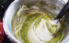 Cho khoảng 1/3 chỗ lòng trắng trứng đã đánh vào hỗn hợp ở trên, khuấy đều.