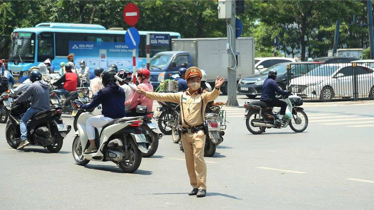 CSGT Hà Nội đảm bảo trật tự ATGT trong thời tiết nắng nóng - Đài Phát thanh và truyền hình Hà Nội