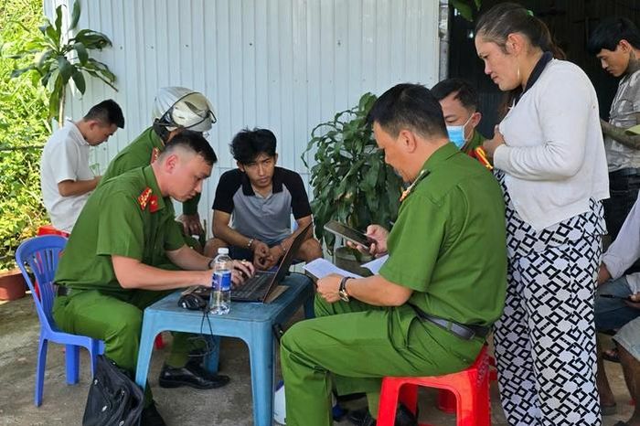 Người chồng đập phá taxi ở Bảo Lộc vì... mâu thuẫn với vợ - Báo Người Lao Động