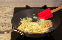 Tiếp tục cho hành lá vào xào. Khi hành đã thơm rồi thì cho thêm 1/2 chén nước và 6 muỗng canh nước tương.