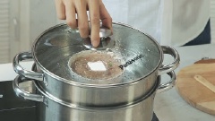 Cho 1 thìa canh rượu hoa tiêu hoặc rượu trắng để khử mùi tanh của mắm và làm mắm mềm không bị khô. Sau đó cho thịt đã nêm đủ gia vị vào chén, hấp trong nồi hấp đã đun sôi nước như vậy công đoạn hấp sẽ nhanh và chính xác. Hấp trong 15 phút