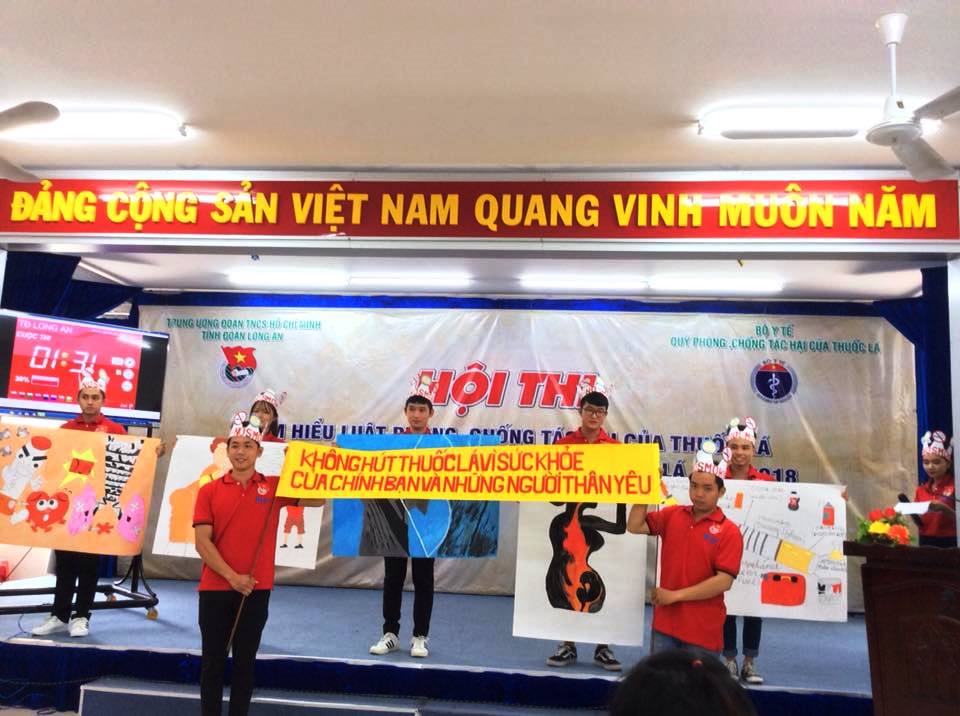 Thông điệp “Không hút thuốc lá vì sức khỏe của chính bạn và những người thân yêu” được đoàn viên Trường DLA mang đến hội thi 