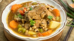 Món sườn nấu đậu có thể ăn nóng với bánh mì hoặc cơm trắng đều ngon. Từng miếng sườn nấu đậu mềm thơm, với những hạt đậu cà rốt ngọt bùi, quyện với nước dùng sánh có vị chua nhẹ đậm đà rất vừa miệng. Hãy cùng vào bếp và thực hiện món sườn nấu đậu hấp dẫn này cho cả gia đình nhé!