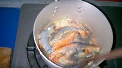 Hành tím và tỏi bằm nhuyễn. Cho 1 muỗng canh dầu ăn vào nồi đun sôi dầu. Cho hành tím và tỏi vào phi ngả vàng, lúc này để lửa riu riu thôi nha. Cho tôm sú đã ướp vào xào sơ cho đến khi tôm hơi đỏ là được, không đợi tôm chín hoàn toàn nha, vì như vậy thịt tôm sẽ bị teo lại mất hết ngọt của thịt tôm.