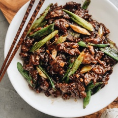 Cho ra dĩa dùng nóng với cơm trắng sẽ rất hao cơm đấy nhé!