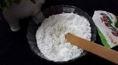 Rây vào thố lớn gồm: 400g bột năng, 1/3 muỗng cà phê muối, trộn đều. Sau đó thêm từ từ nước nóng, khuấy rồi dùng tay trộn, thêm chút dầu ăn, nhồi cho thành khối bột đồng nhất.