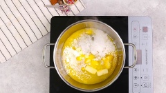 Nấu sôi 360gr nước lọc, 10gr đường, 10gr muối, 180gr bơ lạt. Cho 200gr bột mì vào khuấy cho tới khi không dính nồi.