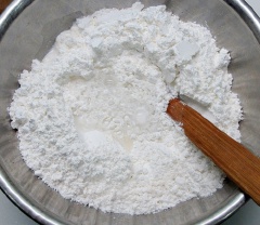 Dùng 350g bột nếp (chừa lại 50g làm bột áo) cho 300ml nước sôi vào trộn cho nước ngấm vào bột. Đậy nắp lại cho bột nở. Lúc này thấy bột chưa hòa hết với nước cũng đừng thêm nước.