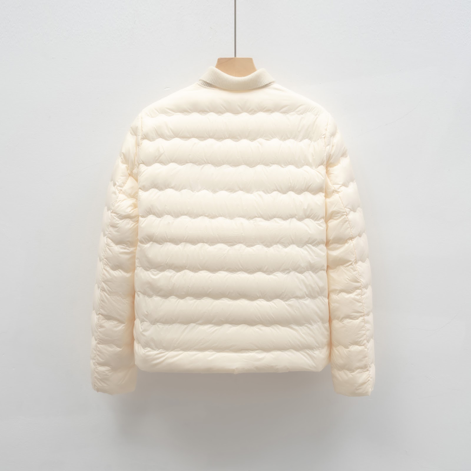 Lightweight women's down jacket with round neck and wave pattern