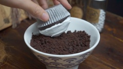 Loại 2 - cupcake ngôi mộ: nghiền mịn 4 chiếc bánh oreo (bỏ phần kem), nhúng từng chiếc cupcake vào vụn oreo để tạo phần đất cho ngôi mộ, sau đó gắn bánh gạo ăn liền lên làm tấm bia, trang trí chữ viết trên bia và những bàn tay cấm lên mộ bằng chocolate đen trắng. Loại 3 - cupcake ma: nặn kem xoắn ốc để tạo hình chú ma, dùng chocolate chip để trang trí mắt và miệng của ma.