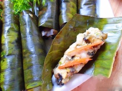Đun nóng dầu ăn, cho các miếng chả đã hấp chín vào chiên cho giòn là được. Có thể pha thêm nước mắm chua ngọt để chấm ăn cùng. Đây là món ăn đơn giản dễ làm, thích hợp cho các bạn còn vụn nghề bếp.