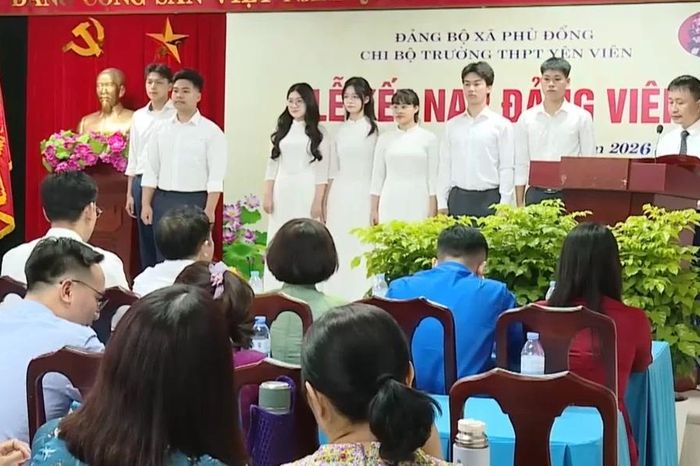 Trường THPT Yên Viên kết nạp 7 đảng viên là học sinh - Đài Phát thanh và truyền hình Hà Nội