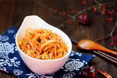 Củ cải trắng trộn cay thơm là món ăn kiểu Hàn Quốc có vị cay thơm, chua chua, mặn ngọt đặc trưng. Đặc biệt củ cải ăn vào ấm bụng rất thích hợp dùng cho những bữa cơm ngày lạnh nhé!