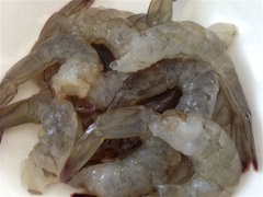 Tôm bạn làm sạch, bóc vỏ (chừa phần đuôi) và bỏ chỉ đen, sau đó ướp với 1/4 muỗng cà phê hạt tiêu đen + 1/2 muỗng cà phê muối. Ướp tôm khoảng 20 phút trước khi nấu sẽ cho hương vị đậm đà hơn nhé!