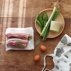 Thịt ba chỉ mua về rửa sạch. Cho vào nồi, thêm vào nước xâm xấp mặt, 1 muỗng canh tương miso, phần xanh hành lá, hành tây thái múi cau, 4 tép tỏi, 10g gừng thái lát, 1 muỗng cà phê hạt tiêu, 3 lá nguyệt quế, đun to lửa cho đến khi thịt chín tới thì vớt ra, thái nhỏ thịt. Củ cải gọt vỏ thái miếng to. Đầu hành lá thái sợi nhỏ, ngâm nước cho nở.
