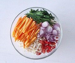 Cà rốt 2 củ rửa sạch, bào vỏ, cắt thành sợi nhỏ. Hẹ 50gr nhặt bỏ lá úa, rửa sạch, cắt khúc khoảng 3-4cm. Hành tím 5 củ, ớt sừng 4 trái cắt lát mỏng. Các bạn chọn giá đỗ sạch, an toàn để ngâm dưa giá - đảm bảo sức khỏe cho gia đình. Sau khi mua 1kg giá đỗ về, nhặt bỏ bớt rễ và giá đỗ hỏng, rửa sạch nhiều lần và để ráo.