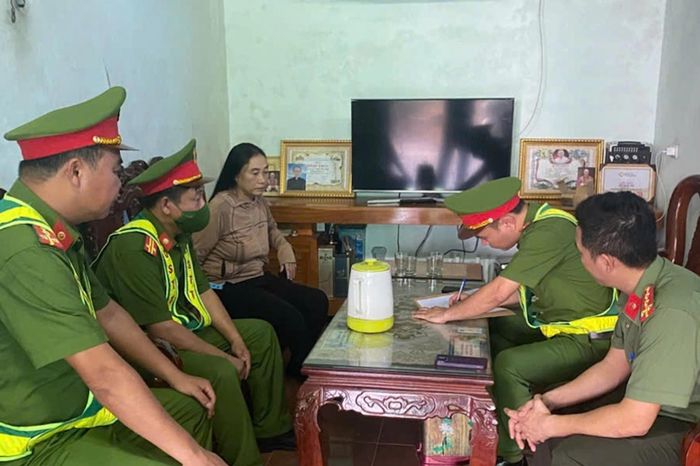 Công an vào cuộc vụ người phụ nữ dùng cào đập ô tô đi vào đường phơi lúa - Báo VTC News