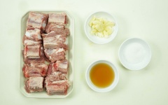 Tỏi bóc vỏ, đập giập. Sườn heo rửa sạch, chặt khúc vừa ăn, chần qua nước sôi cho sạch.
