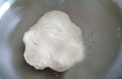 Cuộn bột lại thành hình tròn như trái bóng, cho vào chén, đậy nilon kín ủ khoảng 1 giờ. Ủ ở chỗ ấm đến khi bột nở ra gấp đôi là được.