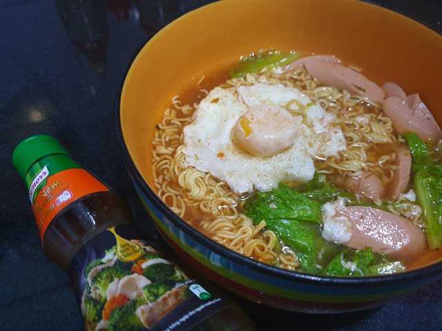 Mì Trứng Xúc Xích Chua Cay