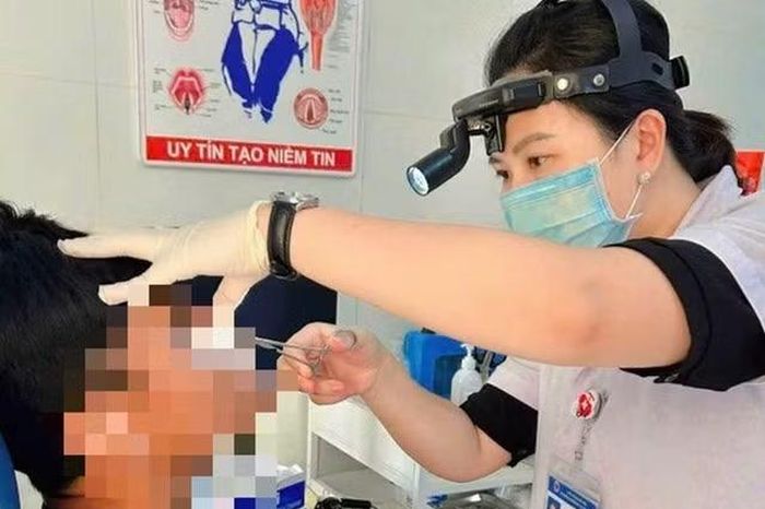 Gắp con đỉa dài 5cm trong mũi người đàn ông ở Quảng Trị - Báo Tri thức &amp; Cuộc sống