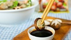 Món canh thơm ngon này có đầy đủ chất đạm, chất xơ, chất béo từ các loại nguyên liệu. Ngoài ra, màu sắc bắt mắt và hương vị sực nức từ gừng kích thích thị giác lẫn khướu giác của thực khách, khiến ai dù là khó tính nhất cũng không thể chối từ.