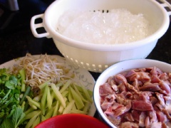 Tim heo rửa sạch, để ráo nước, xắt mỏng. Ướp vào tim heo hành tím băm, 2 muỗng canh đường, 1 muỗng cà phê tiêu và 3 muỗng canh nước mắm, để khoảng 1 tiếng đồng hồ cho tim thấm gia vị. Các loại rau nhặt sạch, rửa sạch và cắt khúc ngắn vừa ăn.