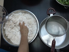 Cho dừa nạo vào thau hoặc nồi to. Cho 1 tô nước ấm vào, lọc lấy nước cốt, để riêng. Tiếp tục cho 2 lít nước vào dừa nạo, lọc lần nữa để lấy nước nấu bánh canh.