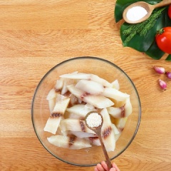 Cho 1kg cá rô phi (đã phi lê) cắt khúc vào tô cùng 1 muỗng cà phê hạt nêm, 1 muỗng cà phê bột nghệ, 50gr bột chiên giòn rồi trộn đều và ướp trong 15 phút.
