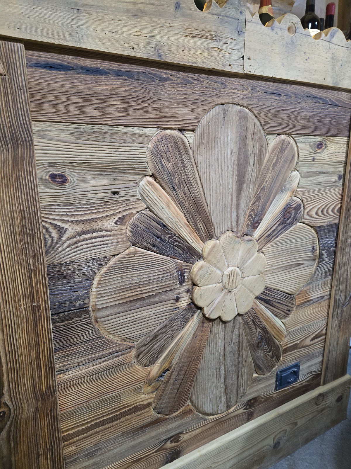 Rosone decorativo intagliato in legno