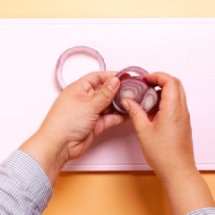 Ướp gia vị cho hành tây chiên giòn: Rửa sạch, bóc vỏ hành tây. Cắt hành tây thành những khoanh dày khoảng 1 - 2 cm, tách lớp hành tây thành những khoanh tròn riêng biệt rồi cho vào chén. Cho 1/2 muỗng cà phê muối, 1/2 muỗng cà phê tiêu vào chén hành tây và xóc đều.