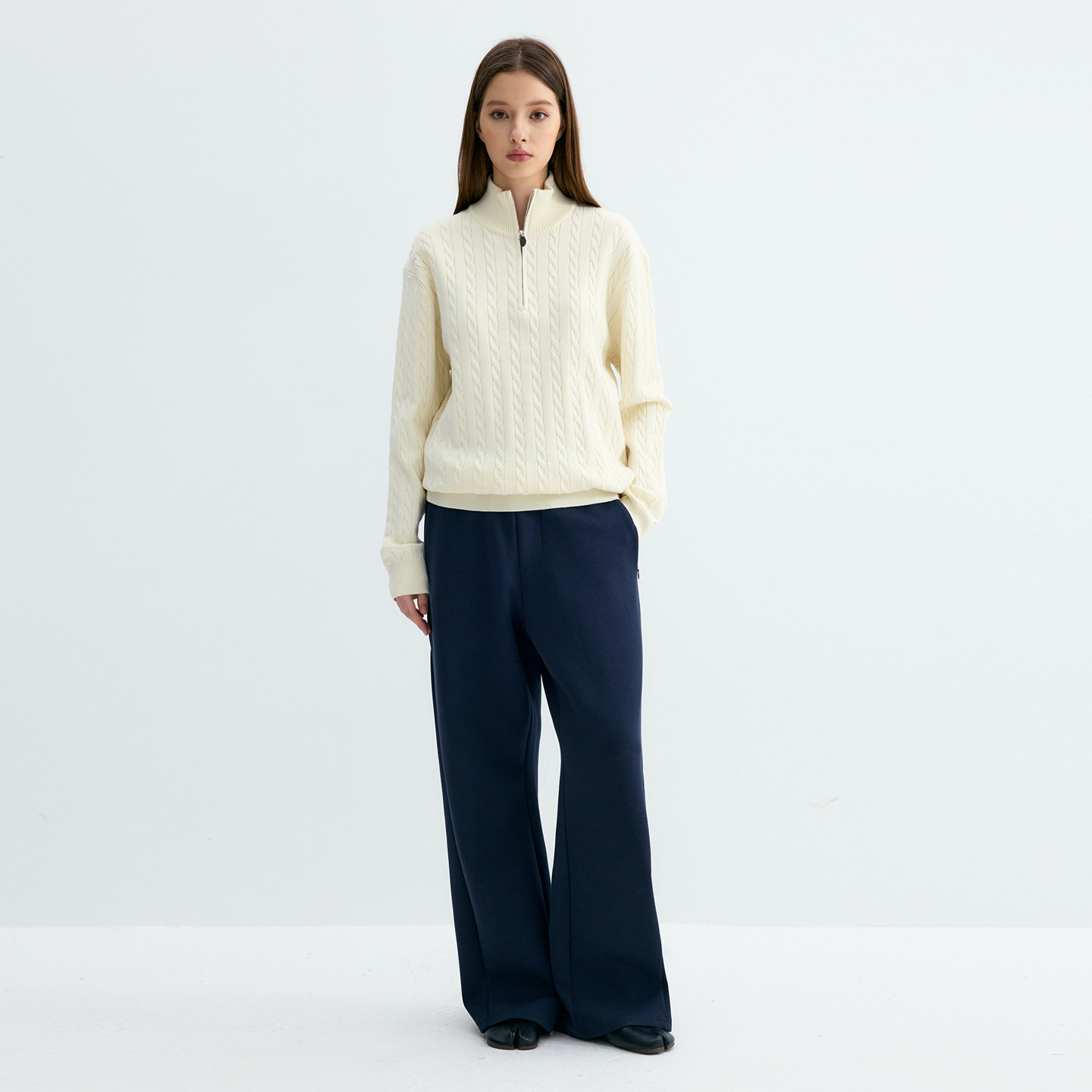 Classic knitted sweater with cable pattern and zipper