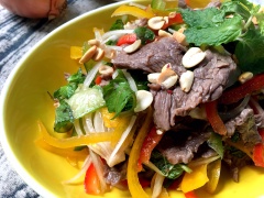 Món gỏi thịt bò ớt chuông chua ngọt này dùng để đãi tiệc hoặc nhắm rượu là tuyệt vời luôn đấy. Bạn hãy thử làm ngay và cảm nhận hương vị nhé. Chúc bạn thành công.