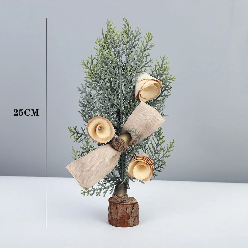 Mini-Weihnachtsbaum-Tischdekoration mit Tannenzapfen
