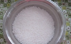 Bột báng cho vào thau, ngâm trong nước lạnh 20 phút. Dùng muỗng tròn múc dưa vàng ra tô.