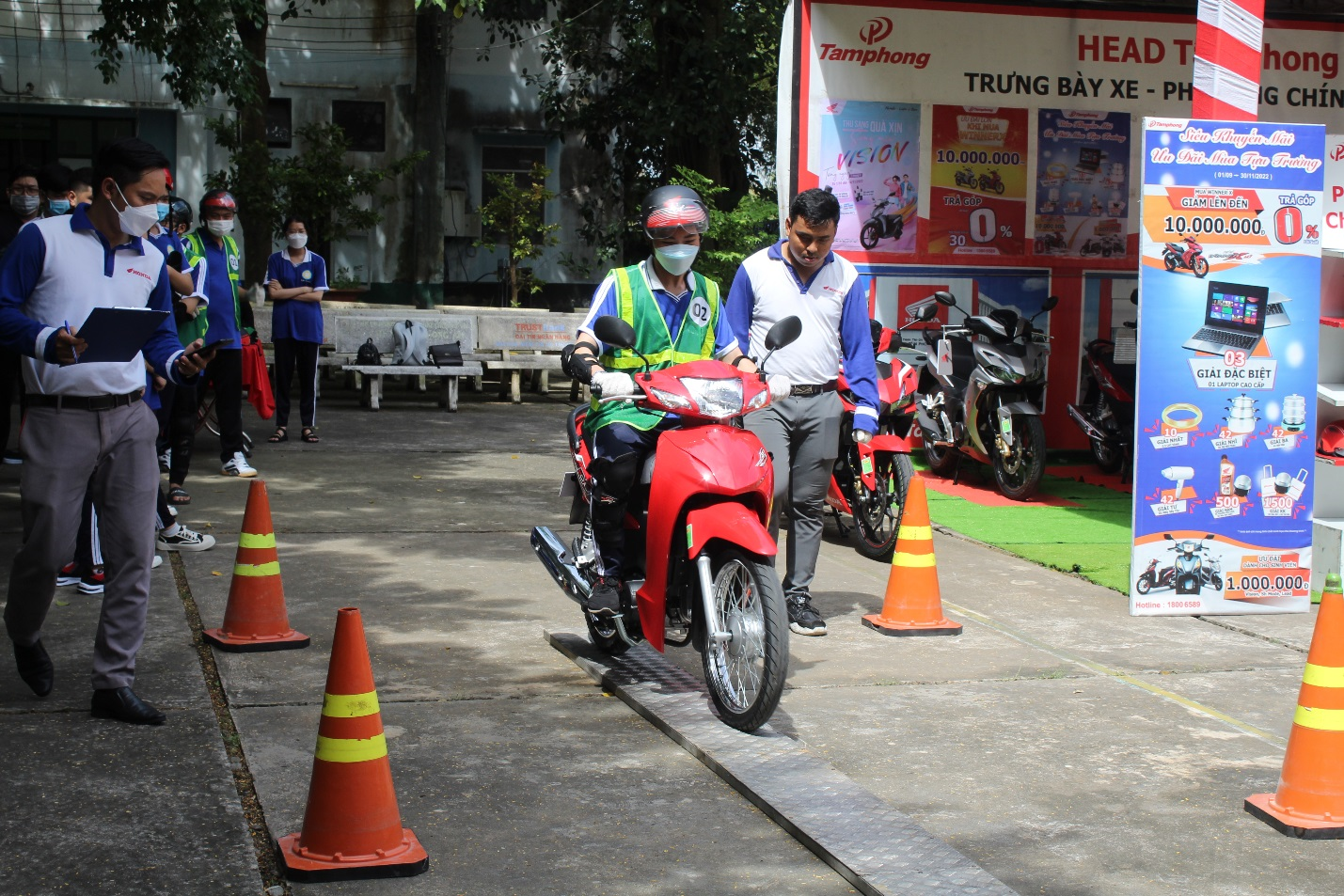 Thực hành lái xe trên ván hẹp