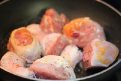 Làm nóng 2 muỗng canh dầu ăn trong chảo, cho đùi gà đã ướp vào, chiên vàng đều.